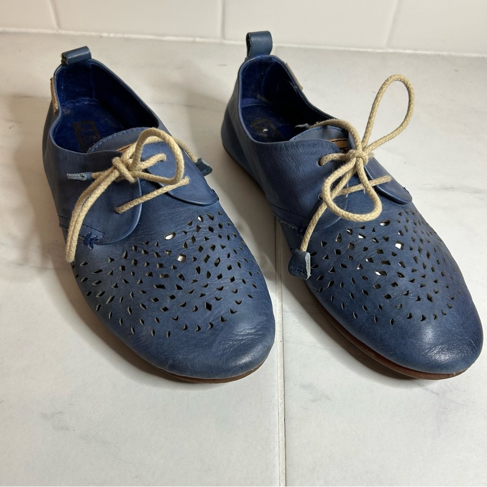 Pikolinos Blue Leather Women's flats with cut outs.  Super cute!.  Lace up.